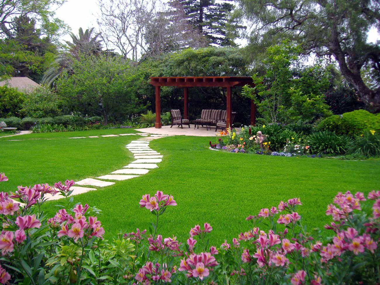 Çeşme villa bahçesi